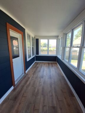 3 Bedroom Duplex with Hardwood Floors & Four-Season Porch – photo 1
