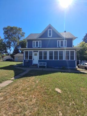Two-Bedroom Duplex with Fireplace, Four-Season Porch & Off-Street Parking – photo 1