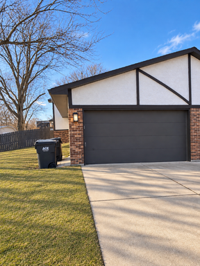 2 Bedroom Home with Attached Garage Near Silver Lake Rd in Mounds View! – photo 1