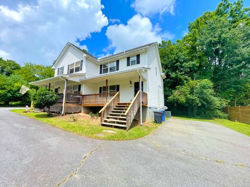 Cozy 3 Bedroom Duplex in Established Neighborhood