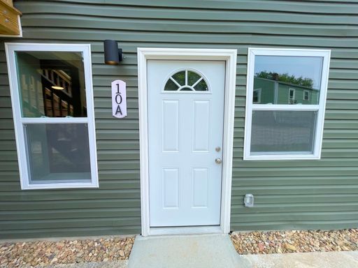 Spacious 3-Bedroom Ground-Level Unit with Large Fenced Yard – photo 1