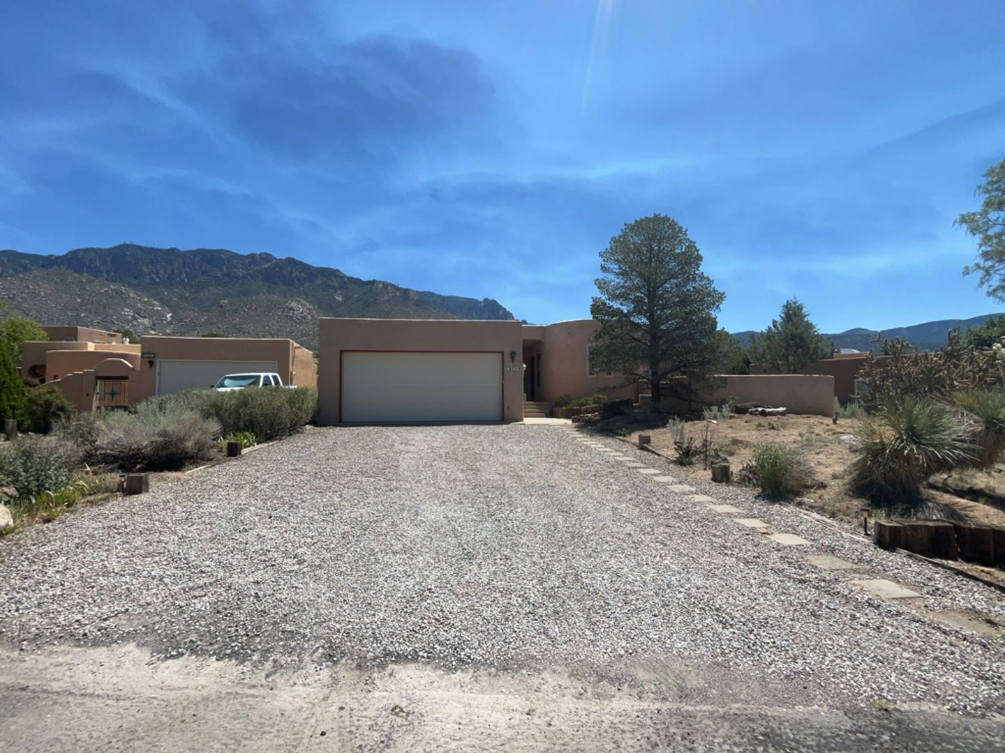 Albuquerque House: 727 Cedar Hill Ln NE