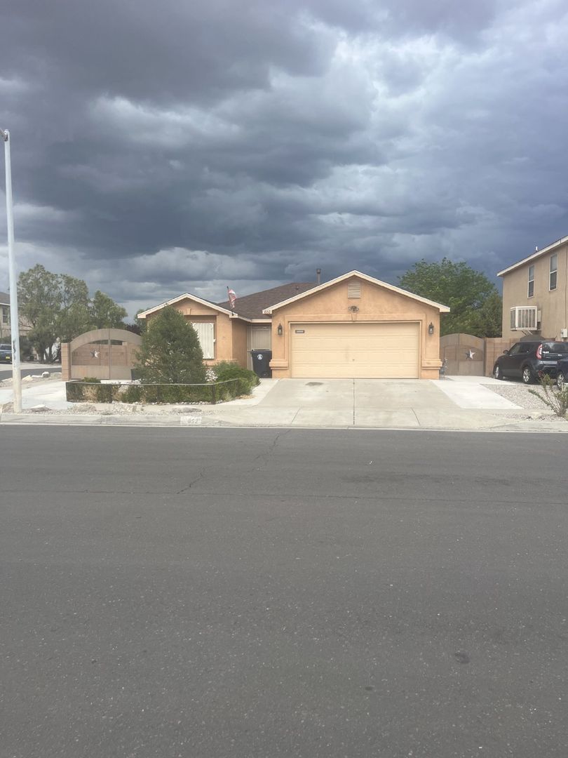 Albuquerque House: 652 Quailbrush Dr NW