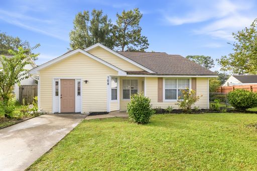 A Charming 3-bedroom, 2-bath Family Home in Summerville, SC. Available Now! – photo 1