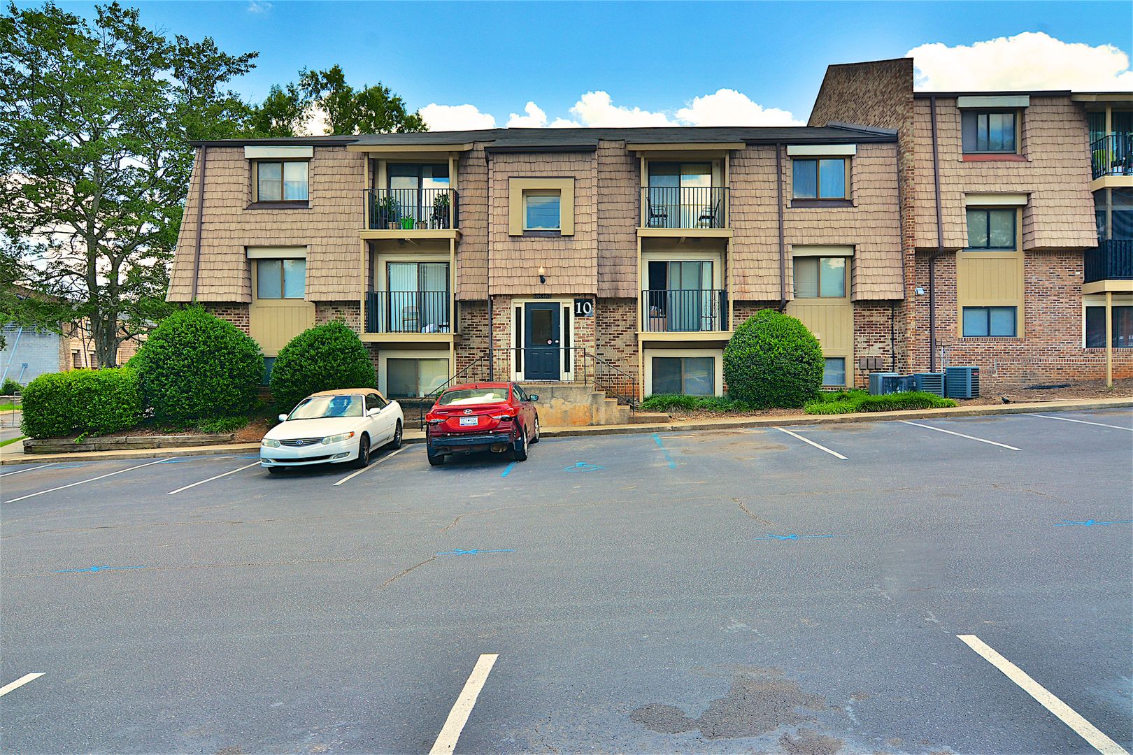 Columbia House: 1002 Old Manor Rd