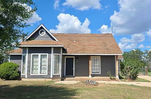 Charming Country Living on a Spacious Lot in Elgin – photo 1