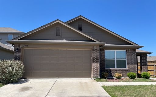 Spacious 4-Bedroom Manor Home | Single Story | Huge Fenced Backyard | Available Now! – photo 1