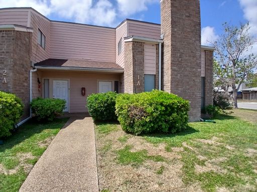 $500 OFF FIRST MONTHS RENT IF RENTED BY 9/15/26! Southside Corpus Christi Townhome with Fireplace, Private Patio & Water Included! – photo 1