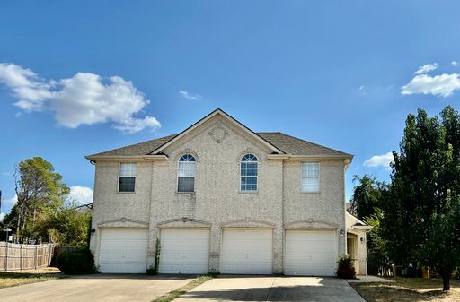 3-bedroom, 2.5-bathroom Townhome in Arlington, TX – photo 1