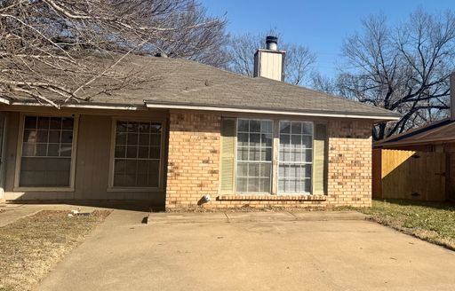2 bedroom, 1 bathroom Duplex in Arlington Available now. – photo 1