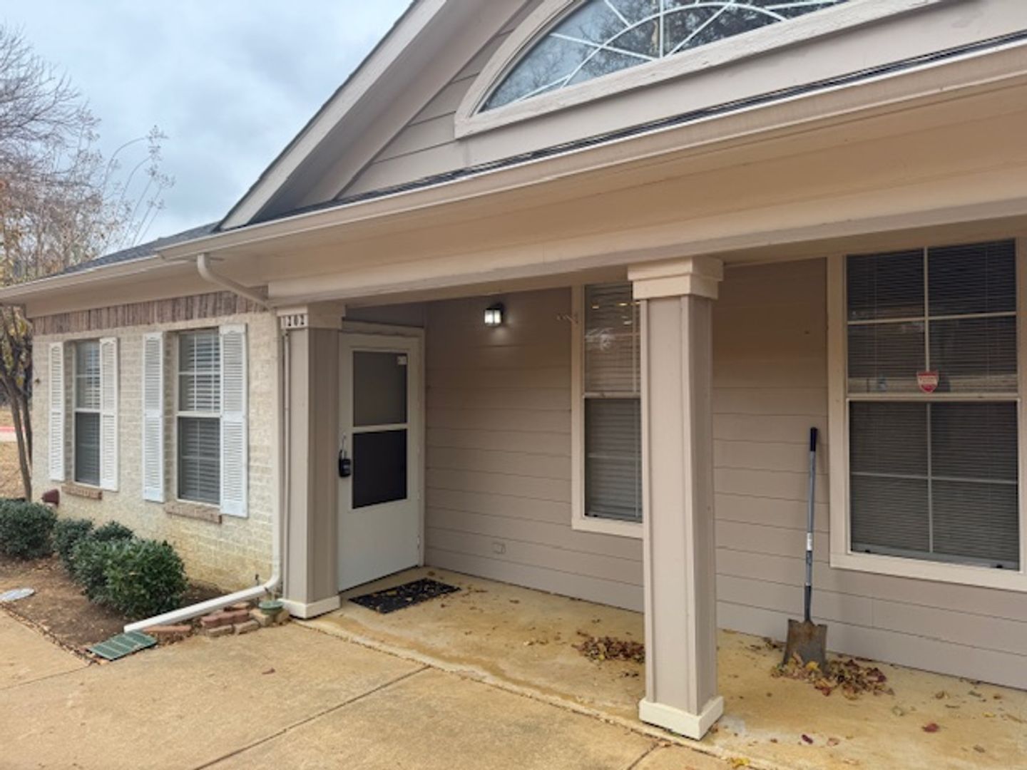 Grapevine Apartment: 400 Glade Road