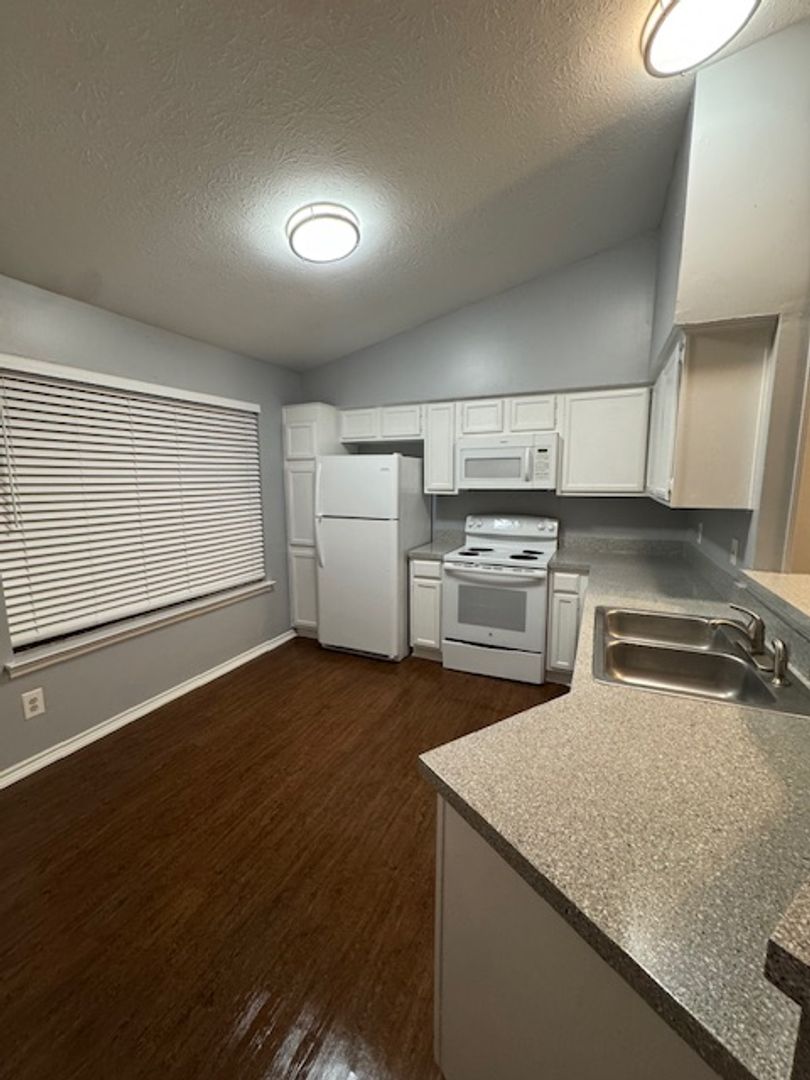 Garland Apartment: 802-814 Castleglen Dr