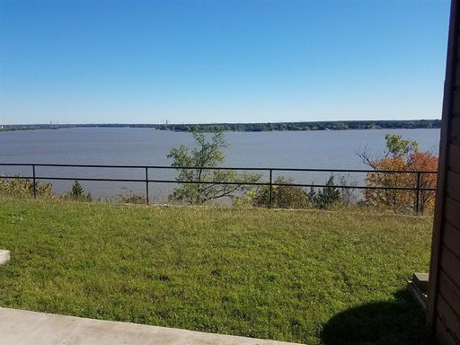 Serene 1BR Lakeside Condo in Granbury: Your Peaceful Retreat Awaits