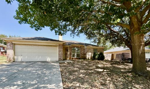 3-Bedroom Home with Spacious Backyard in Burleson – photo 1