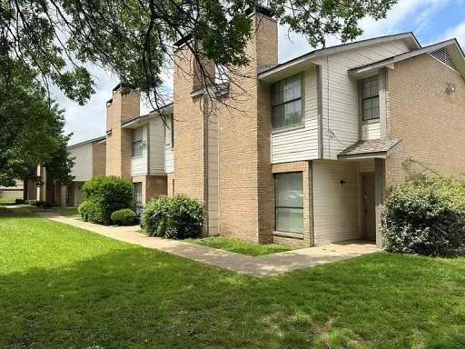 Spacious 2-Bedroom Dallas Apartment with Fireplace & Updated Interior – photo 1