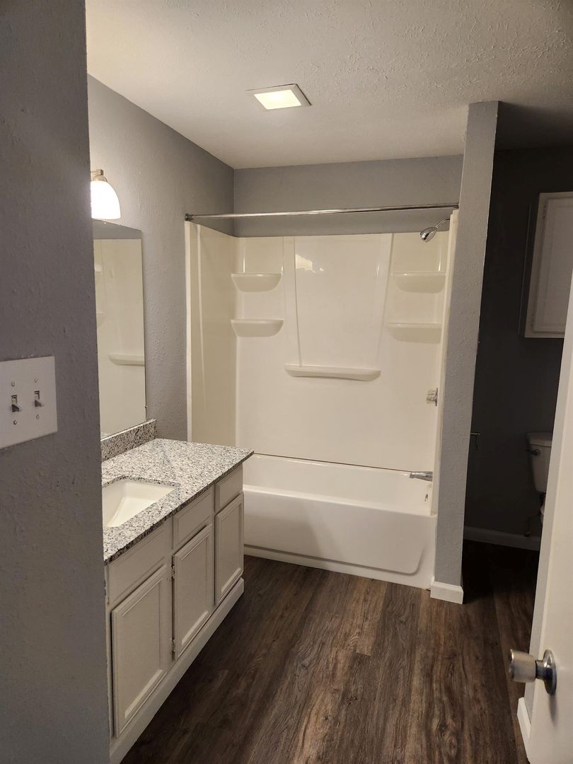 Garland Apartment: 802-814 Castleglen Dr