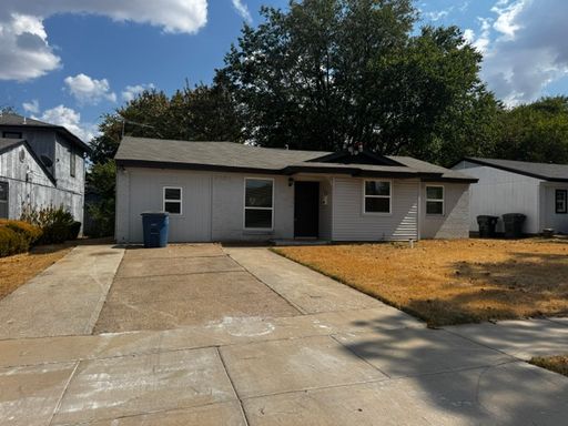 Spacious 4-Bedroom Home with Large Bedrooms & Fenced Yard – photo 1