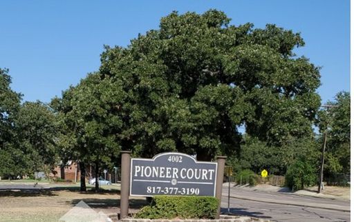 2 Bedroom, 2.5 Bathroom Townhome in Irving – photo 1