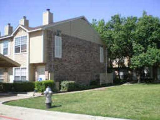 Updated 1 Bed 1.5 Bath Townhouse Available Now! – photo 1