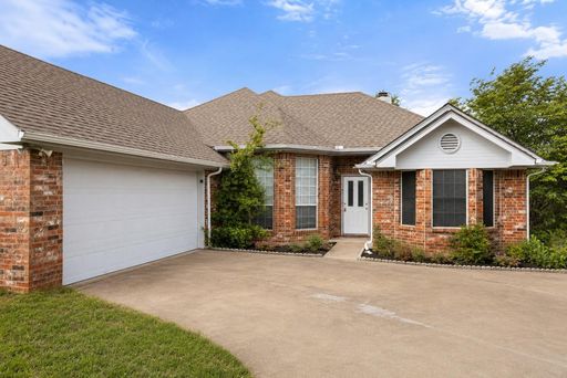 3-bedroom, 2-bath home in Granbury, TX available now! – photo 1