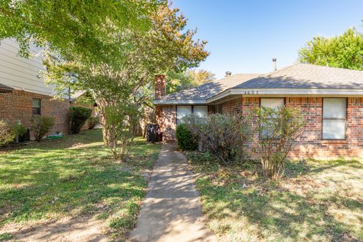 Updated 2 Bedroom/2 Bathroom Duplex in Meadowbrook Available Now! – photo 1