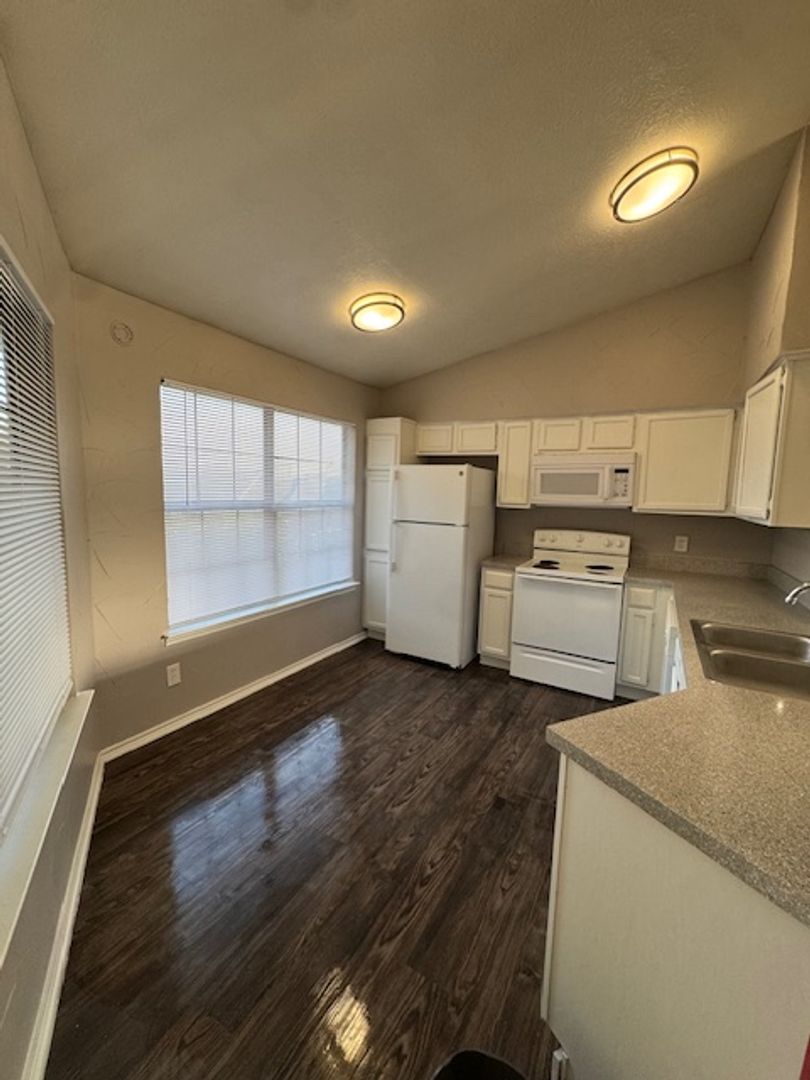 Garland Apartment: 802-814 Castleglen Dr