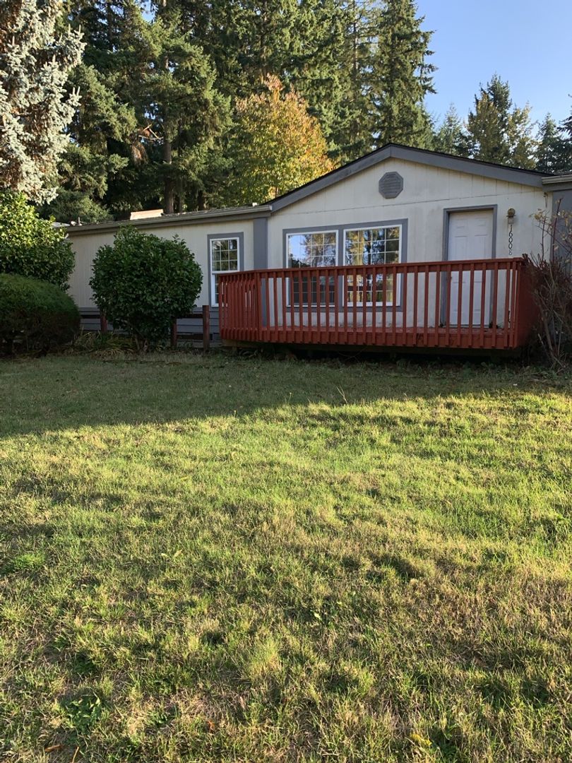 Sumner House: 16008 34th St E