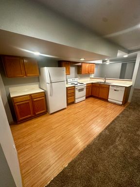 Cozy 2 bd 1 ba plus Bonus Room located in a beautiful Duplex! 1 Month Free upon Signing! – photo 1