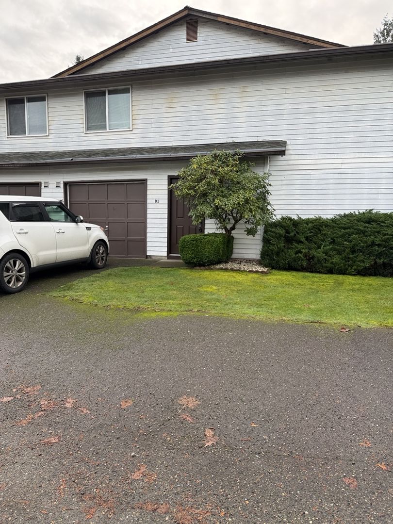 Auburn Apartment: 717 F PL NE