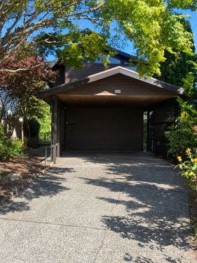 Spacious 3 Bed/2.5 Bath home in West Seattle – photo 1