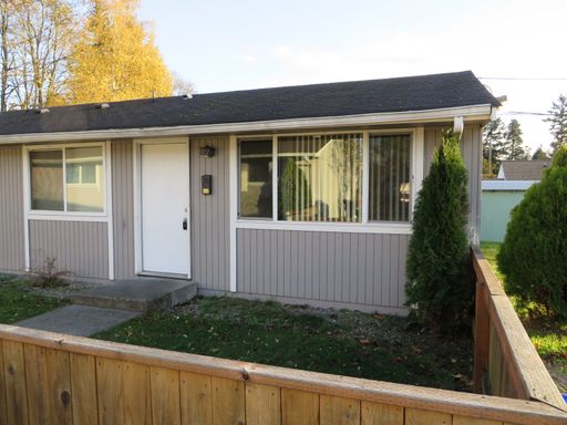 Charming 2-Bedroom Duplex with 1,000 SQ FT, Washer & Dryer Included – South Tacoma! – photo 1