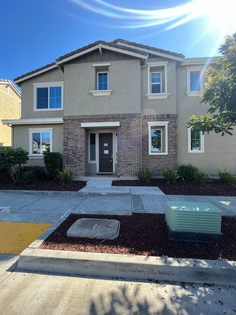 Rohnert Park House: 2021 Kingwood Road