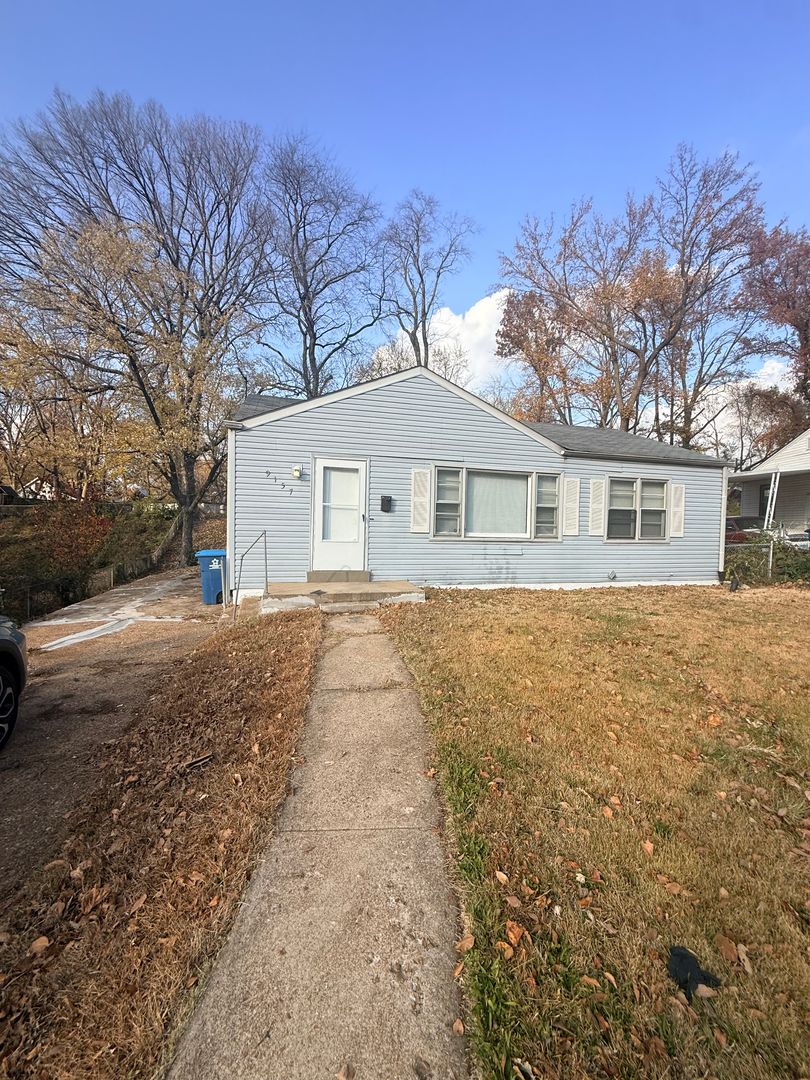 St Louis House: 9157 Bel Cour Dr