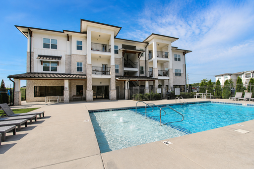 Pet-Friendly 3-Bedroom Apartment with Washer and Dryer at Westgate – photo 1