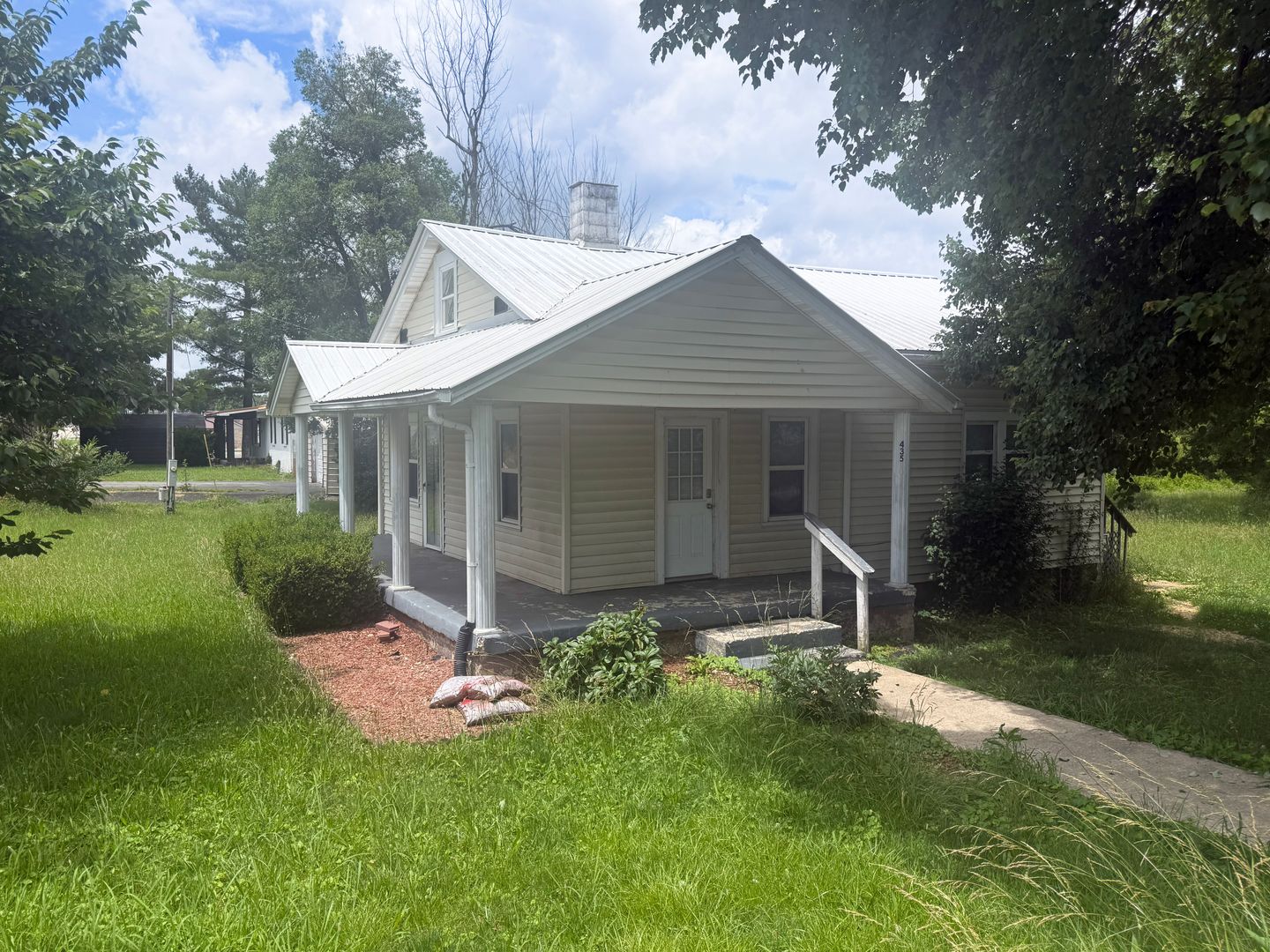 Monterey House: 435 Lusk Ave