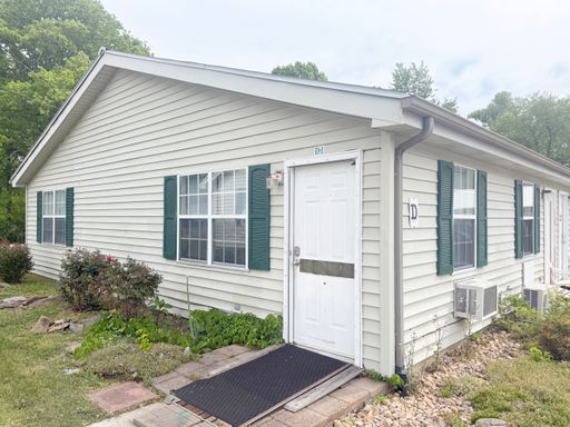 Pet-Friendly 1-Bedroom Apartment with Bright Open Living Space in Jamestown