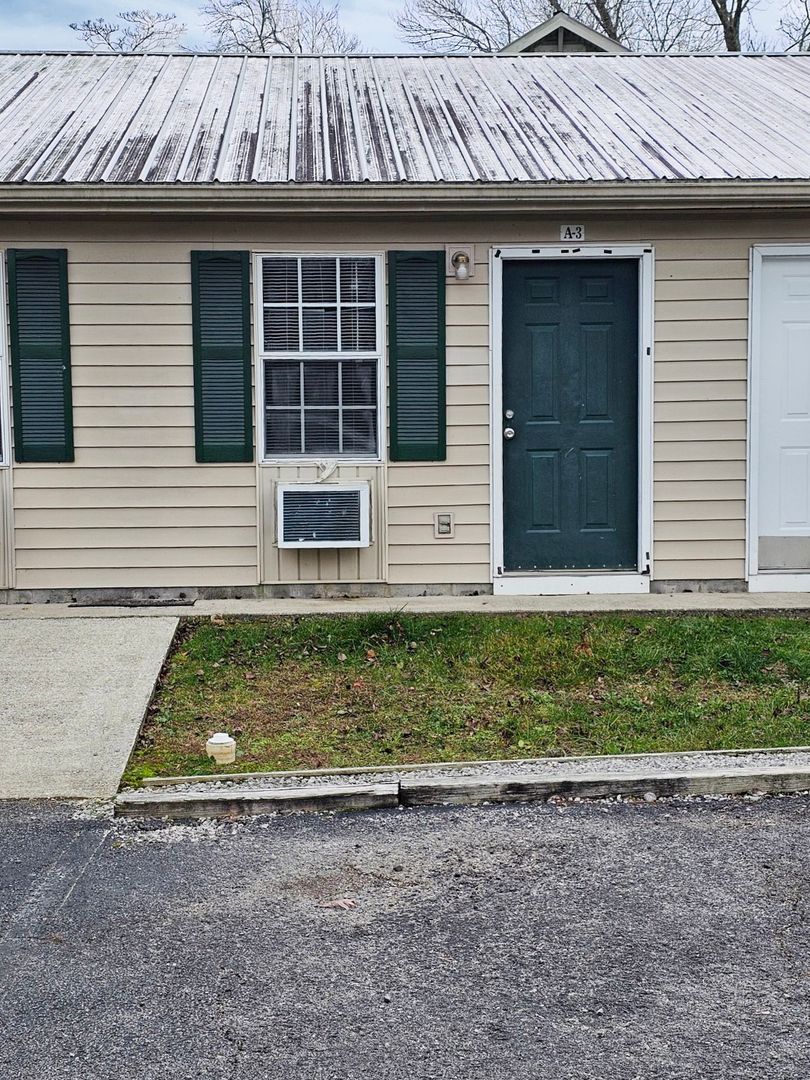 Jamestown Apartment: 222 Chapman Road