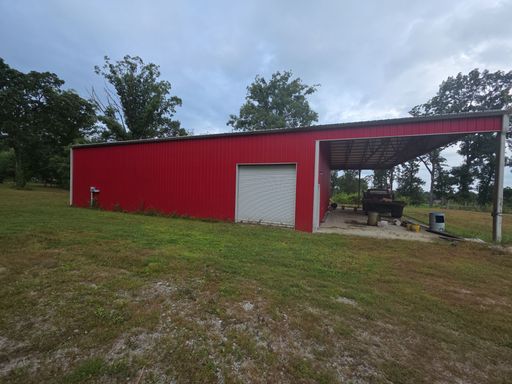 Commercial Unit with Mechanic Lifts, Roller Door, and Covered Parking – photo 1