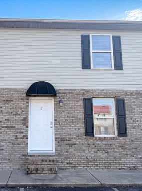 3-Bedroom, 2-Bath Two-Level Apartment Near TTU with Back Porch – photo 1