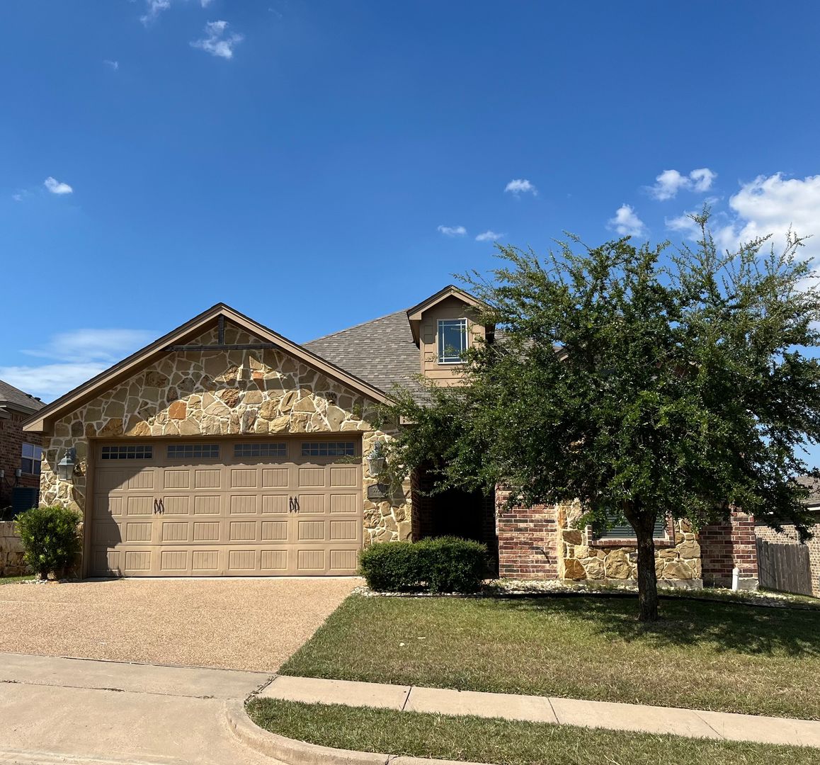 Robinson House: 3005 Stallion Drive