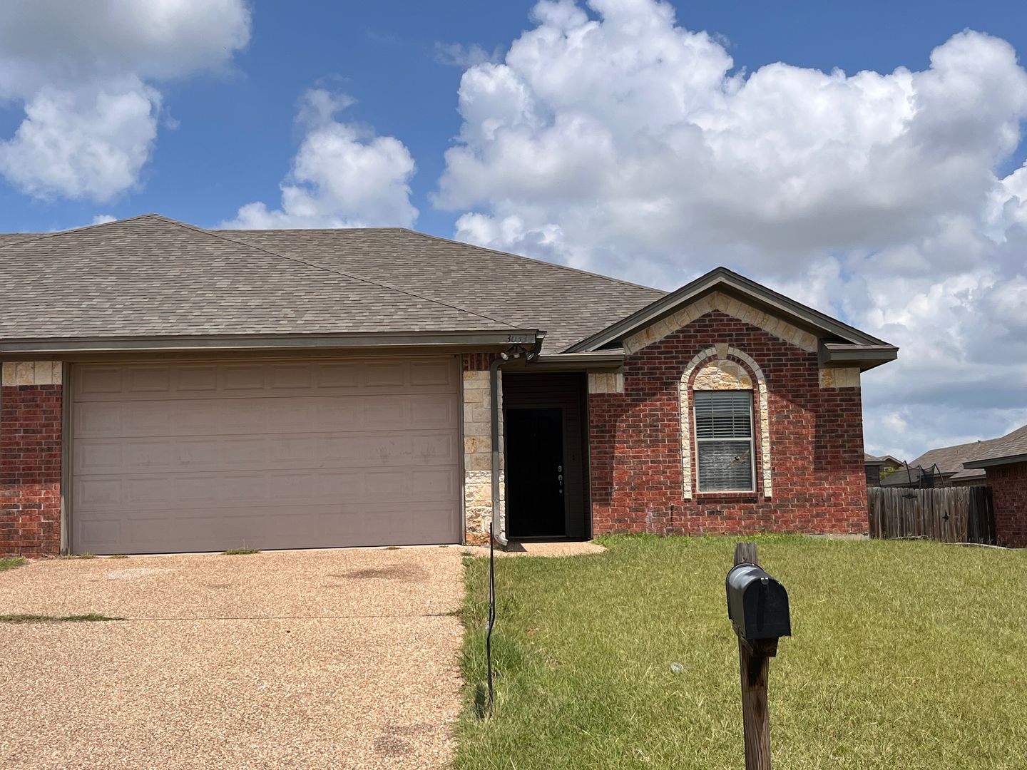 Robinson Apartment: 3037 Breton