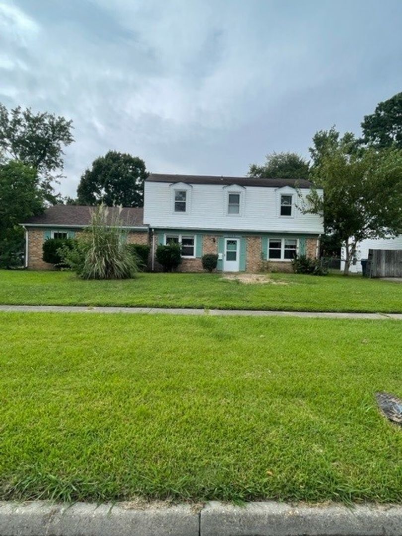 Virginia Beach House: 4025 S Plaza Trail