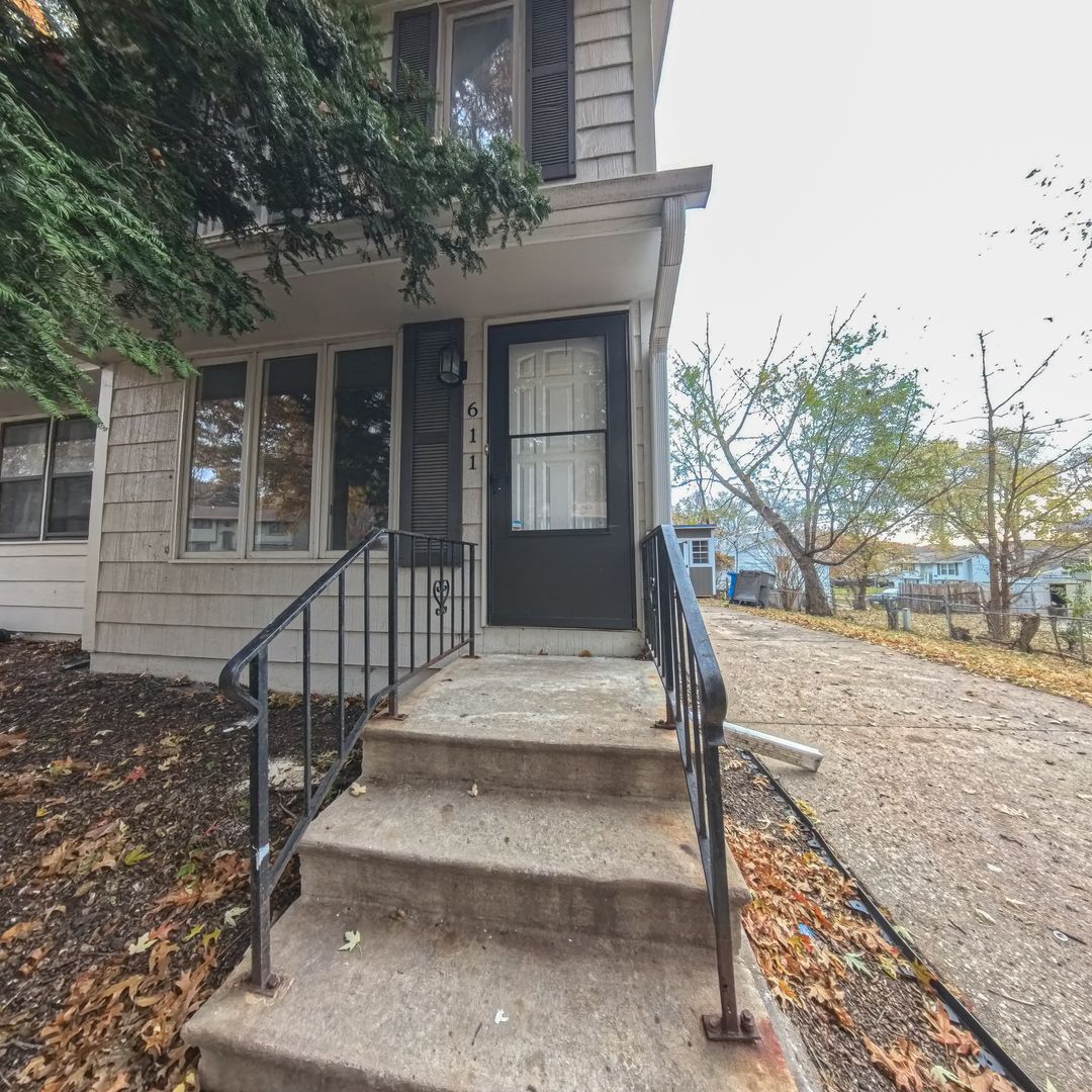 Des Moines Apartment: 611 Hickory Hill Ln