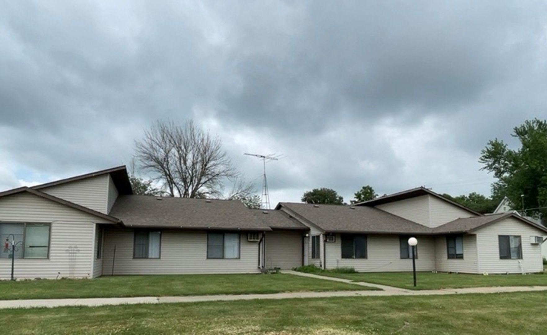 Conrad Apartment: 210 W Center St