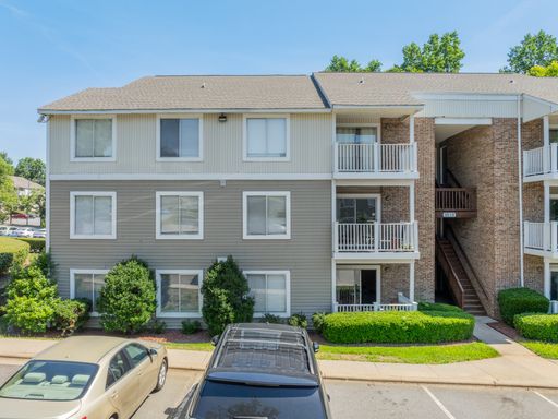 4 bed, 2 bath 1st floor condo across from UNCCharlotte – photo 1