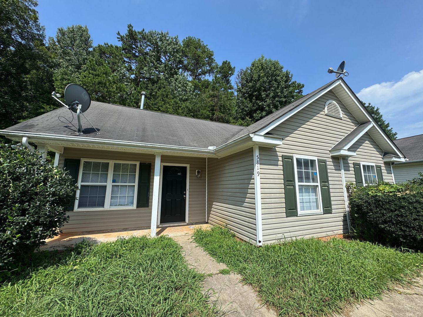 Charlotte House: 5819 Hamilton Oaks Dr