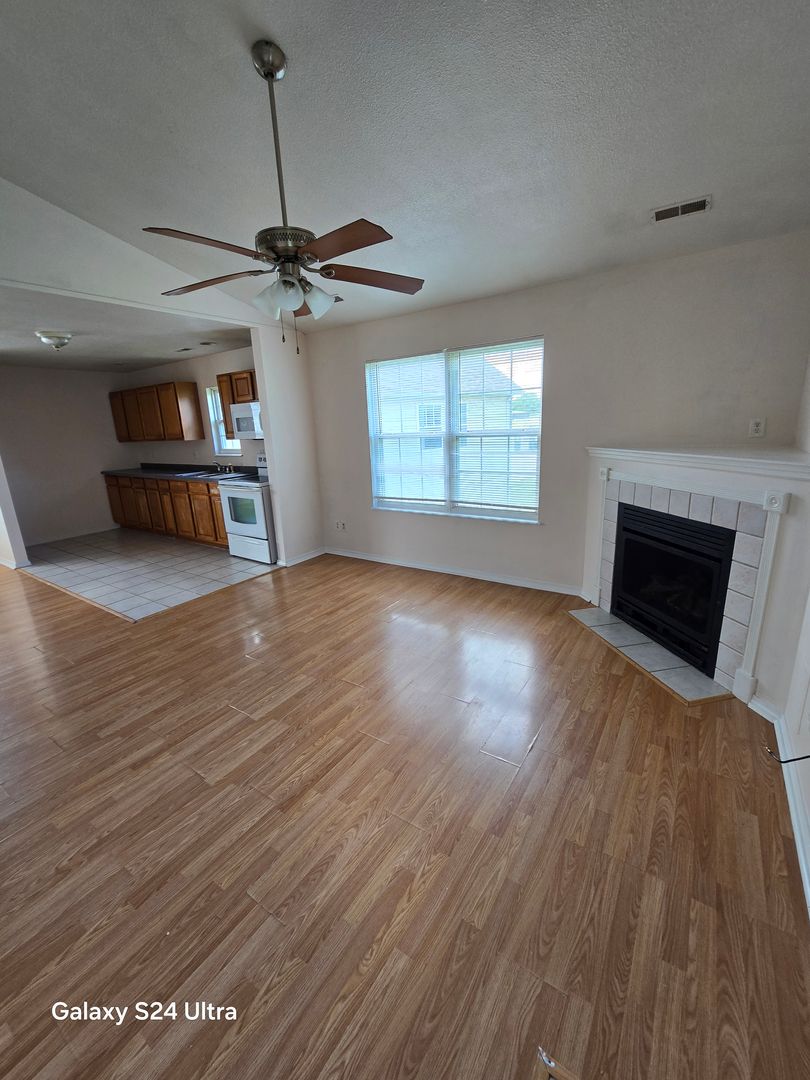 South Roxana House: 712 Connor B