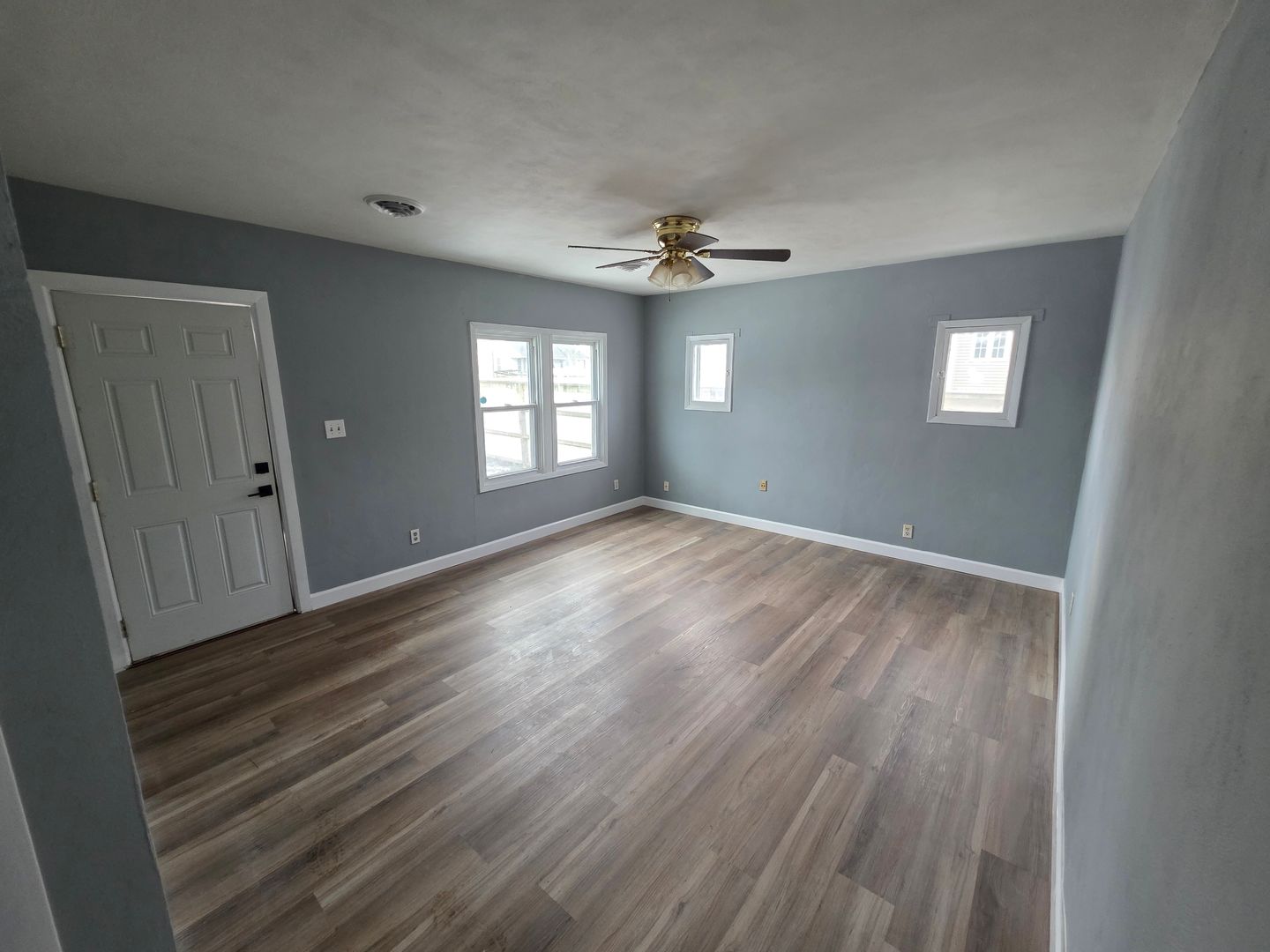 East Alton House: 176 S Pence