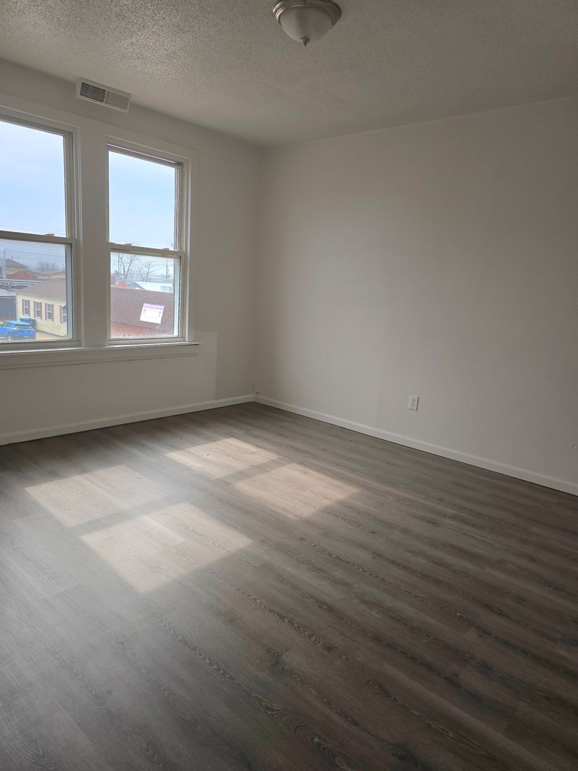 Wood River Apartment: 301 E Lorena