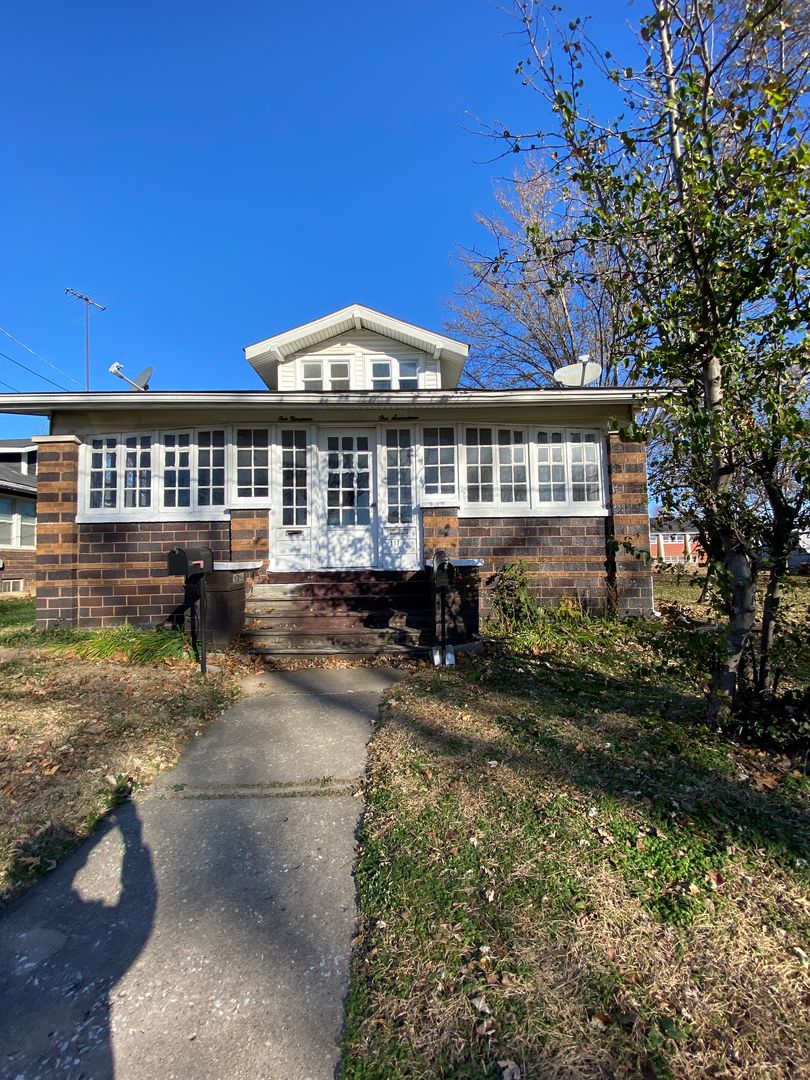 Hartford House: 117 W Birch